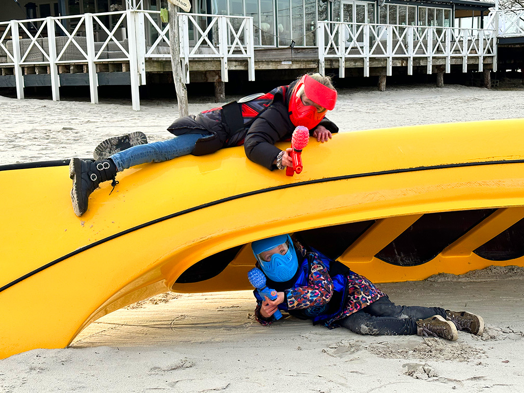 Twee kinderen spelen Gellyball tijdens een leuk kinderfeestje bij Fun Beach Group Events in Panheel, Limburg.