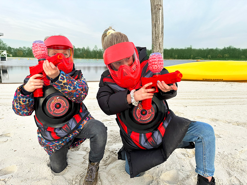 Twee kinderen gaan Gellyball spelen tijdens een leuk kinderfeestje bij Fun Beach Group Events in Panheel, Limburg.