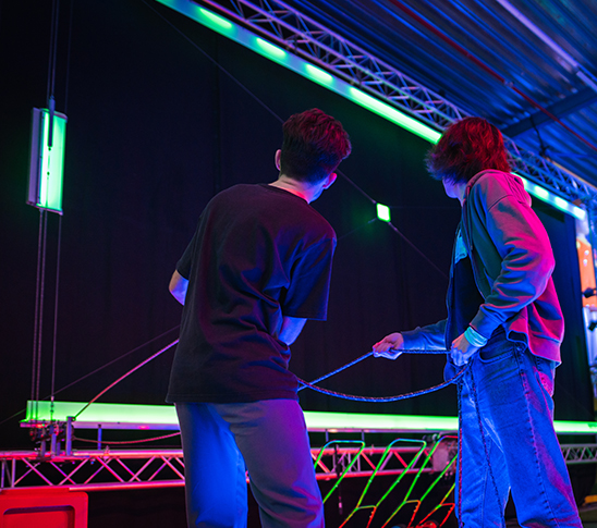 Twee jongens die Pong spelen in de arcadehal van Fun Beach.