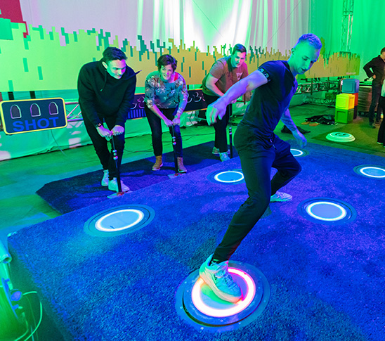 Mensen die pump to jump spelen in de leukste arcadehal van Limburg.