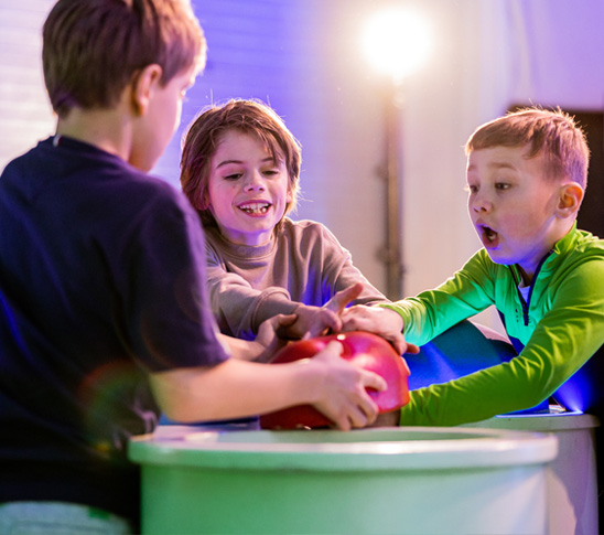 Kinderen die candy crush spelen. Een leuke, moderne activiteit voor een sportdag, schoolreisje, personeelsuitje, bedrijfsuitje of familiedag.