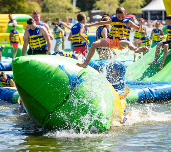 Kinderen spelen op het grootste aquapark van Nederland bij Fun Beach in Panheel, Limburg.