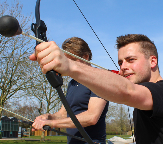 Twee mannen die archery tag gaan doen. Een mix tussen trefbal en boogschieten. Leuke activiteit tijdens een sportdag, personeelsuitje, bedrijfsuitje, familiedag of vrijgezellenfeest in Limburg.