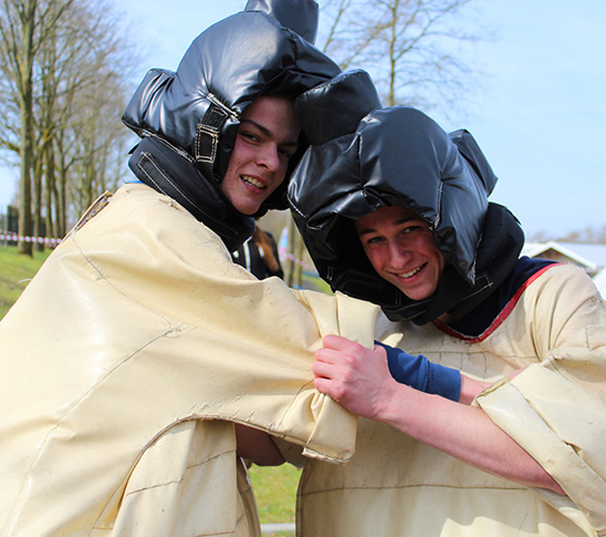 Twee jongens die Sumo worstelen tijdens een kinderfeestje in Midden-Limburg.