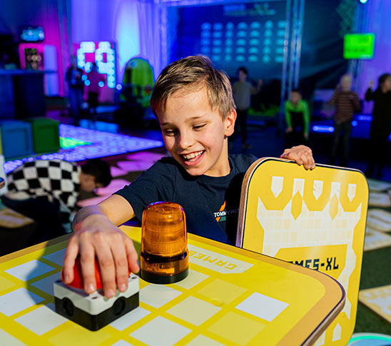 Kind speelt Memory XL in de leukste arcadehal van Limburg.