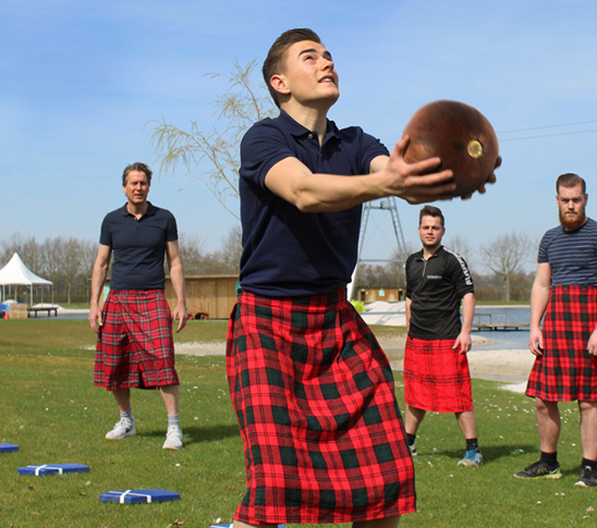 Jongen die een bal gaat gooien tijdens de schotse highland games bij Fun Beach in Limburg.