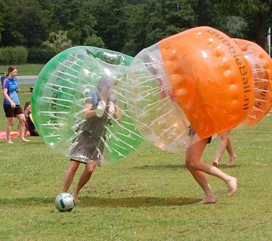 Bubbel voetbal is een leuk en intensief spel tijdens een personeelsuitje, sportdag of schoolreisje in Midden-Limburg.