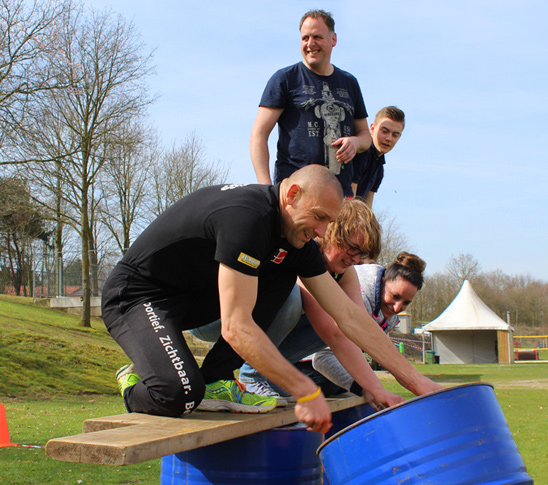 Tonnenloop is een leuke activiteit voor teambuilding. Ideaal voor uw personeelsuitje, bedrijfsuitje, familiedag, schoolreisje of sportdag.