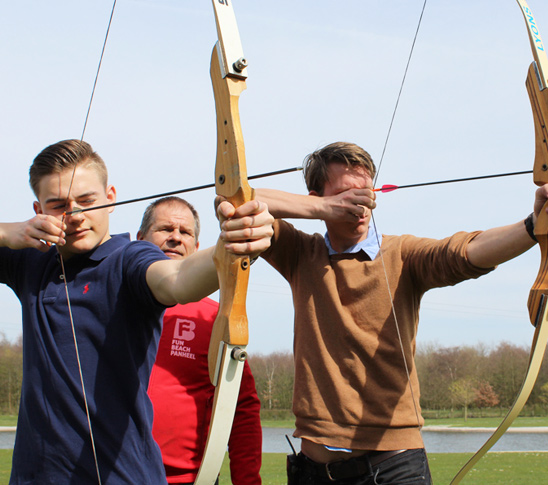 Jongens die gaan handboogschieten tijdens een personeelsuitje of bedrijfsuitje bij Fun Beach Group Events in Midden-Limburg.