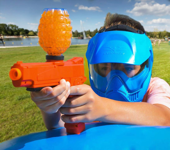 Gelly ball is een spel waarin paintball en lasergamen wordt gecombineerd. Een leuke activiteit voor een schooluitje, sportdag of kinderfeestje.