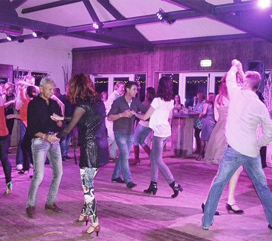 Mensen zijn aan het salsadansen tijdens een leuke salsa workshop in Panheel, Limburg. Ideale activiteit voor een personeelsuitje of familiedag.
