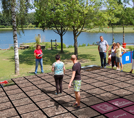 Mensen die mijnenveld spelen. Een teambuildingsactiviteit waarbij het draait om goed luisteren naar de instructies.