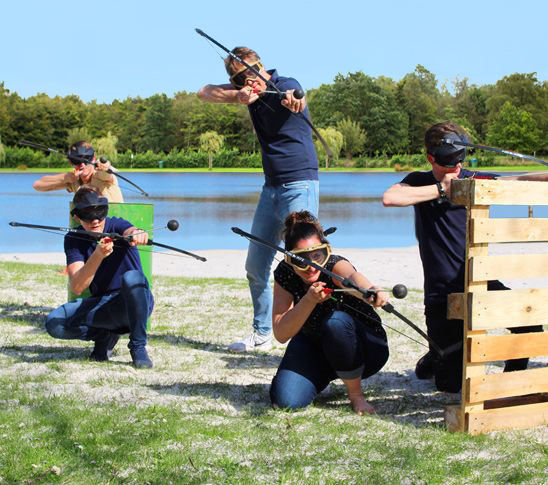 Archery tag is een combinatie tussen trefbal, paintball en boogschieten. Een leuke activiteit voor een sportdag, schoolreisje, bedrijfsuitje, personeelsdag of familiedag.