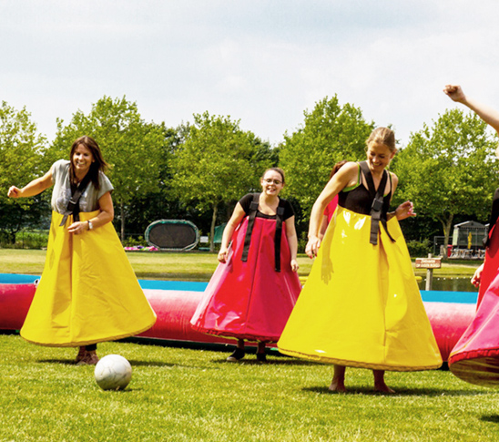 Meiden die funny soccer doen tijdens een sportdag of schoolreisje in Midden-Limburg.