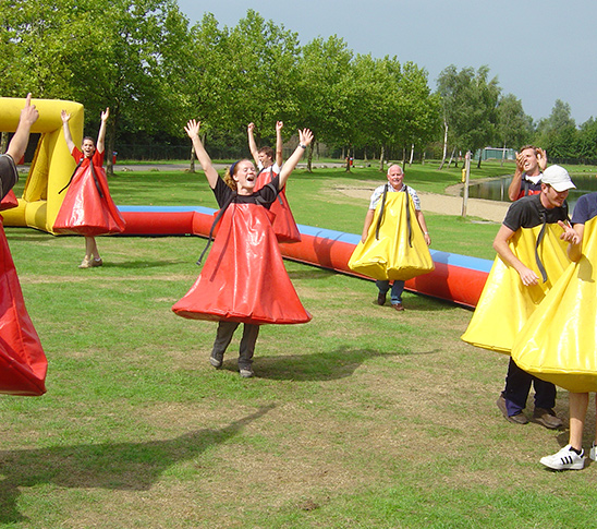 Meiden die funny soccer doen tijdens een sportdag of schoolreisje in Midden-Limburg.