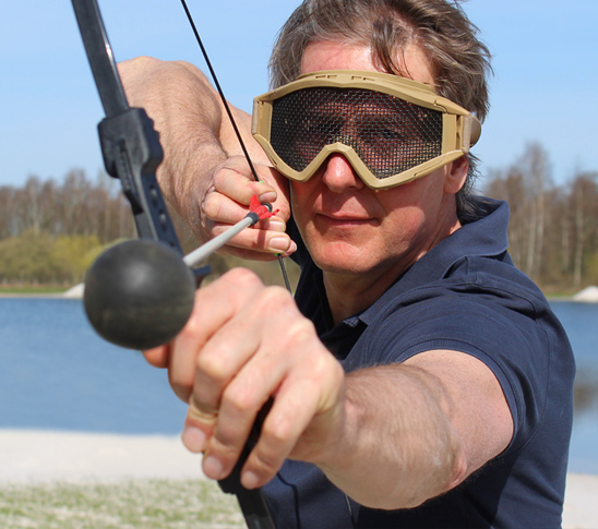Een man die archery tag gaat doen. Een mix tussen trefbal en boogschieten. Leuke activiteit tijdens een sportdag, personeelsuitje, bedrijfsuitje, familiedag of vrijgezellenfeest in Limburg.