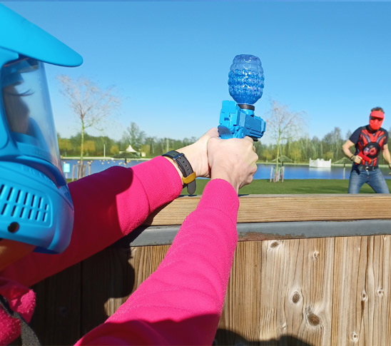 Iemand speelt Gel battle tijdens een leuk personeelsuitje, bedrijfsuitje of familiedag bij Fun Beach Group Events in Panheel, Limburg.