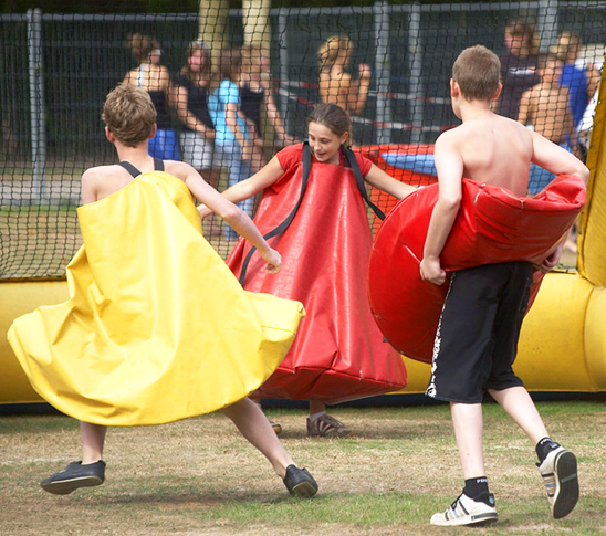 Kinderen die funny soccer doen tijdens een sportdag of schoolreisje in Midden-Limburg.