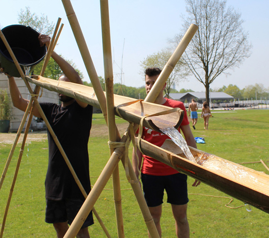 Bamboe waterleiding is een leuke activiteit voor een sportdag of schoolreisje in Midden-Limburg