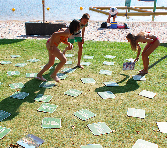 Kinderen die mind fight spelen, een spel dat lijkt op memory. Leuke activiteit voor een kinderfeestje, sportdag of schoolreisje in Midden-Limburg.