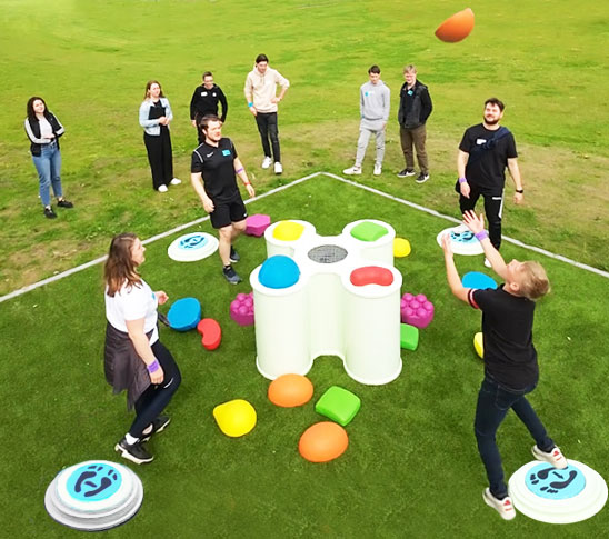 Mensen die candy crush spelen en het snoepje proberen te vangen. Een leuke, moderne activiteit voor een sportdag, schoolreisje, personeelsuitje, bedrijfsuitje of familiedag.