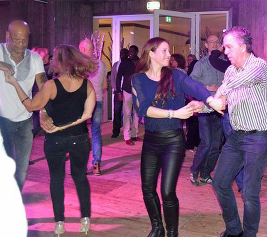 Groep mensen is aan het salsa dansen tijdens een salsaworkshop bij Fun Beach in Panheel, Limburg.