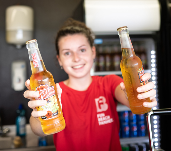 FOOD & DRINKS  | Een relaxte zomerdag is natuurlijk niet compleet zonder lekkere hapjes en drankjes. Daarvoor kun je terecht op de diverse take away corners on the beach.