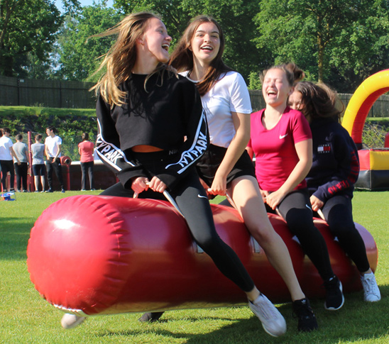 Meiden die een leuke activiteit doen tijdens een sportdag of schoolreisje bij Fun Beach in Midden-Limburg.