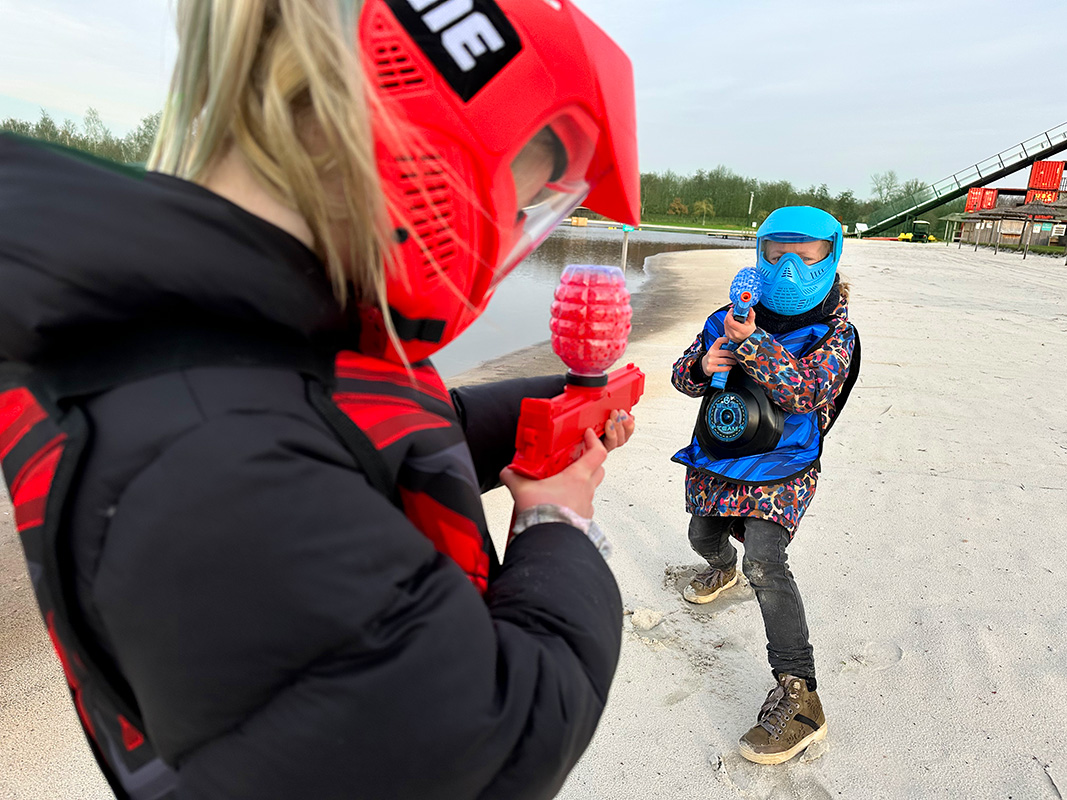 Twee kinderen spelen Gellyball tijdens een leuk kinderfeestje bij Fun Beach Group Events in Panheel, Limburg.