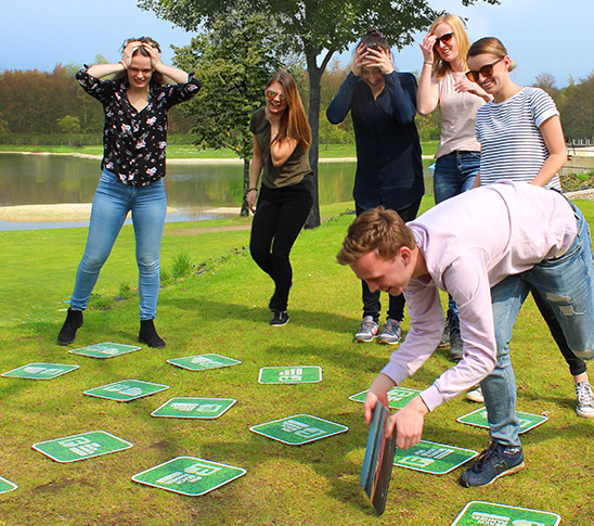 Mensen die mind fight aan het spelen zijn, een spel dat lijkt op memory. Een leuke activiteit voor een personeelsuitje in Midden-Limburg.