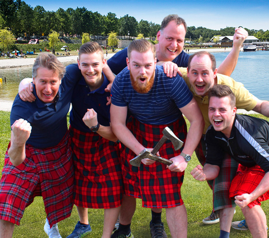 Een groep mannen die deelnemen aan de schotse highland games bij Fun Beach Group Events.