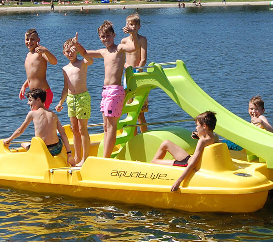 Kinderen op een waterfiets op het water van Fun Beach in Panheel. Regio Roermond & Weert.