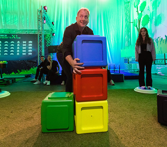 Meneer speelt levensgroot Tetris in de leukste arcadehal van Limburg.