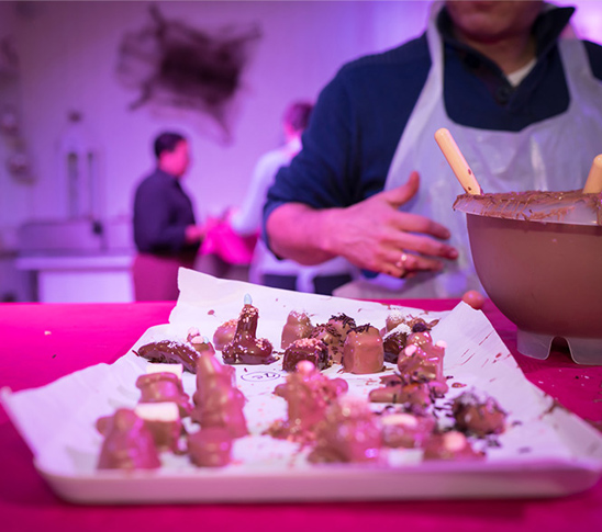 Dame is diverse bonbons aan het maken tijdens een bonbonworkshop. Leuk voor een vrijgezellenfeest, personeelsuitje of vriendinnendag in Limburg.