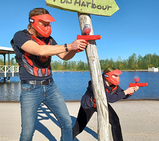 Twee mensen spelen Gel battle tijdens een leuk personeelsuitje, bedrijfsuitje of familiedag bij Fun Beach Group Events in Panheel, Limburg.