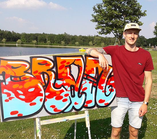 Graffiti-artiest die zijn street art laat zien.