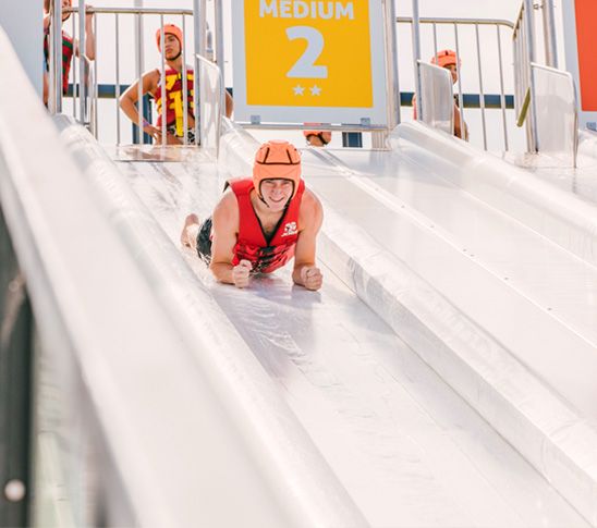 Jongen gaat van de superslide bij Fun Beach in Panheel, Limburg.