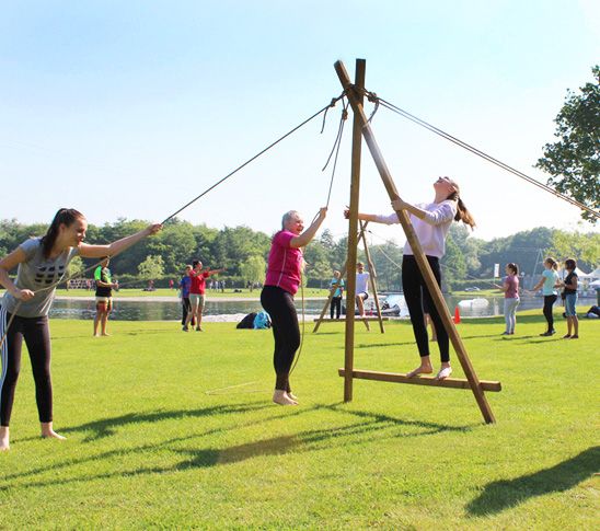 Scholieren die de wandelende A doen tijdens een sportdag bij Fun Beach Group Events.