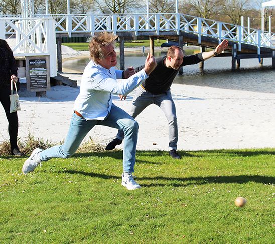 Twee mannen die klootschieten, een spel dat lijkt op jeu de boules. Leuke teambuilding bij Fun Beach Group Events.