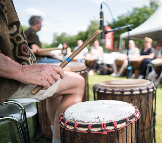 Percussie workshop met afrikaanse drums.