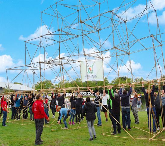 Teambuilding door middel van bamboebuilding. Dit is een kaartenhuis bouwen met bamboestokken.